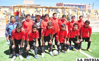 El plantel de jugadores de Huracán que obtuvieron el título en la Tercera de Ascenso