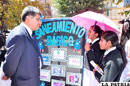 Gerente de SeLa satisfecho por exposición de alumnas del colegio 