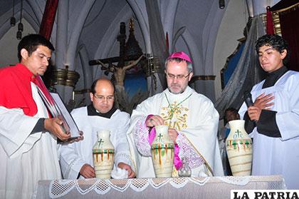 Monseñor Cristóbal Bialasik durante la bendición de los santos óleos