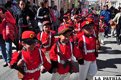 Niños representaron a los Colorados de Bolivia recordando la Batalla del Alto de la Alianza