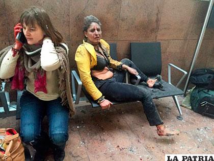 Dos mujeres heridas piden ayuda tras las explosiones /infobae.com