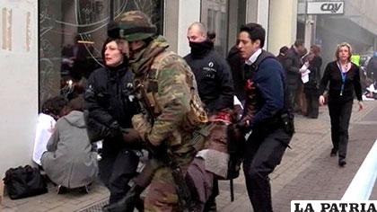 Policía y Ejército llevan a un herido de gravedad /infobae.com