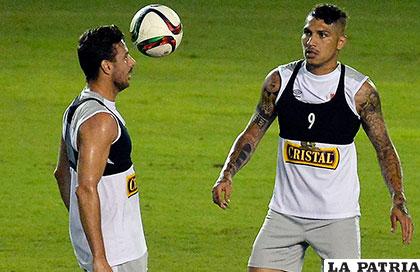 Pizarro y Guerrero durante el entrenamiento de su selección