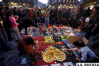 La gente se reúne en torno a un monumento en memoria de las víctimas de Bruselas /REUTERS/Charles Platiau