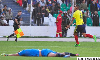 Quiñónes queda vencido, Cardona anotó el gol del triunfo en el minuto 91 /APG