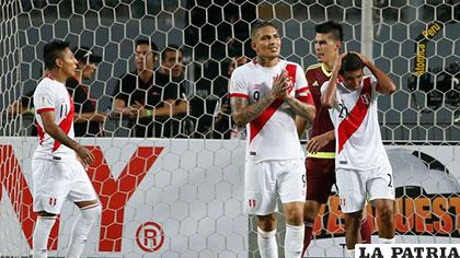 Paolo Guerrero celebra el gol que anotó, fue el primero de los peruanos /diariocorreo.pe