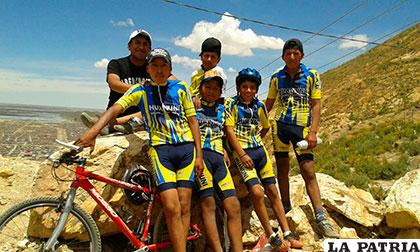 Ciclistas de Huanuni que participan en las competencias de Bicimontaña 