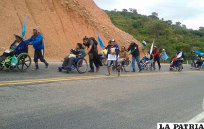 Discapacitados reiniciaron este viernes su caravana hacia La Paz /Violeta Ayala