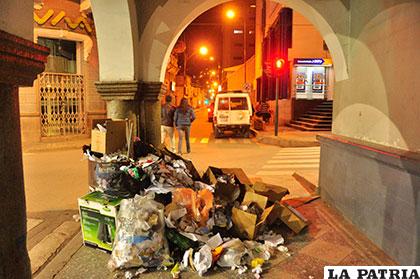 Personas inescrupulosas vuelven a botar basura en las esquinas por la noche