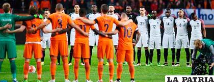 Minuto de silencio antes del inicio del partido entre Holanda y Francia