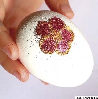 PASO 6
Para acabar de decorar los huevos, les enganchamos brillantitos de colores, así quedan más sofisticados.