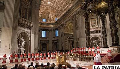Papa Francisco visita el Coliseo de Roma para dirigir el Via Crucis