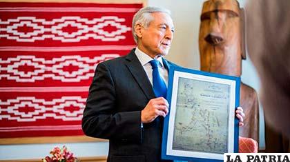 El canciller chileno Heraldo Muñoz sostiene el mapa donde muestra que el Silala es un río