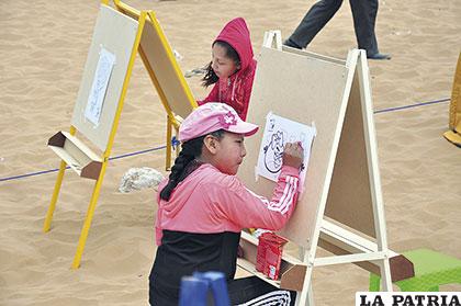 Niños aprovecharon arenales para dibujar