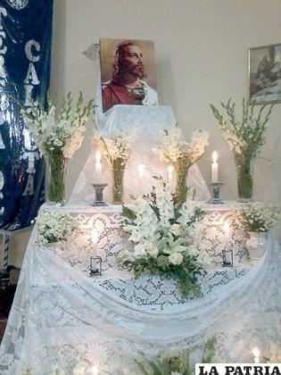 El altar del velorio de Cristo en la parroquia 