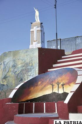 La imagen artística de la crucifixión de Cristo y los dos ladrones