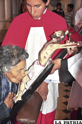 La adoración a la Santa Cruz