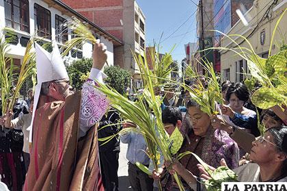 Monseñor bendice palmas de Semana Santa el Domingo de Ramos