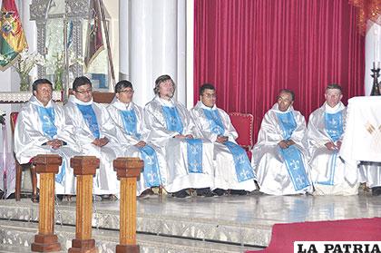 Sacerdotes hacen su renovación de votos en la misa crismal