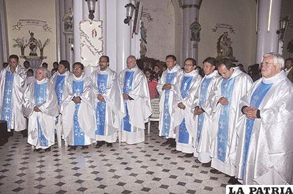 Los sacerdotes del departamento presentes en la Catedral para renovar su promesa sacerdotal