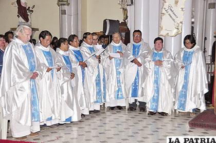 Parte de los 40 sacerdotes que fueron presentados por Monseñor Bialasik a la comunidad