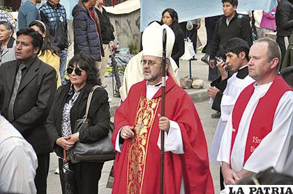 Autoridades municipales acompañan al Santo Sepulcro