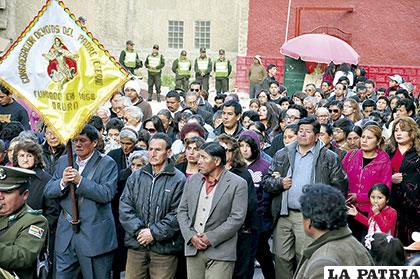 La Congregación de los Devotos del Padre Eterno acompañan la procesión del Santo Sepulcro