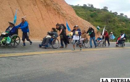 Las personas con discapacidad en plena carretera Cochabamba- Oruro