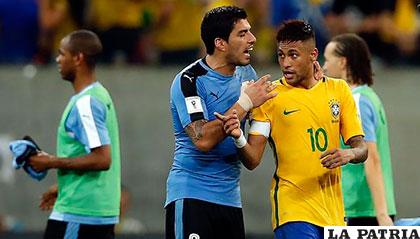 Neymar fue amonestado con la segunda amarilla en el cotejo ante Uruguay