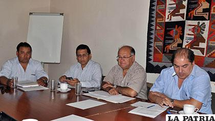 Marco Ortega junto a varios dirigentes ligueros