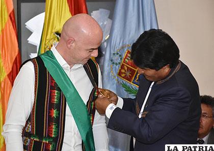 Morales condecora a Infantino por su compromiso para mejorar el fútbol