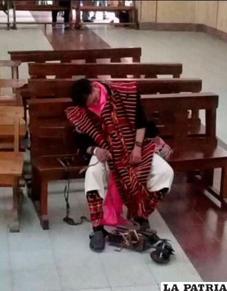 Danzarín de los Phujllay recostado en la banca sin importarle nada /Facebook
