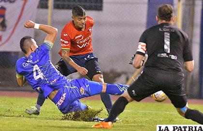 Gabriel Ríos tuvo sus oportunidades, pero no pudo vencer la resistencia del portero Marcelo Robledo