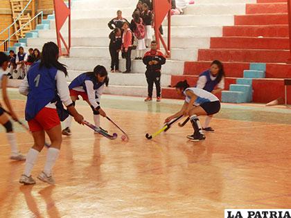Deportistas orureñas de hockey listos para participar en el nacional