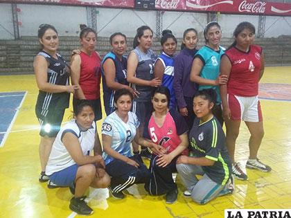 Las jugadoras de Casegural que se aprestan para participar en el torneo