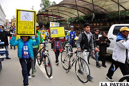 Durante la marcha de protesta de los ciclistas ayer en la Plaza 10 de Febrero