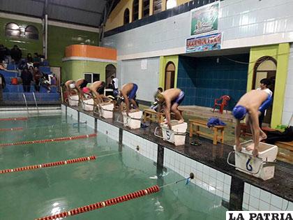La competencia de natación se desarrolla en la pileta de Capachos