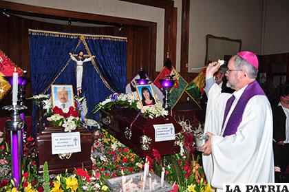 Monseñor Bialasik da la última bendición a los cuerpos de don Marcelo y su esposa Miriam