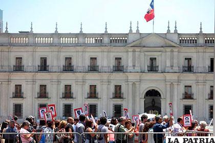 Personas que perdieron a sus familiares en dictadura de Pinochet