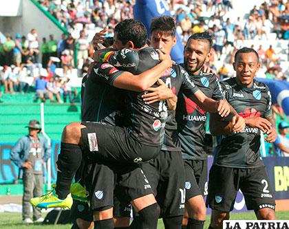 Walter Flores celebra con sus compañeros el triunfo ante Blooming /APG