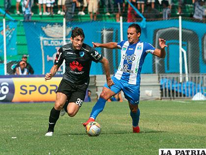 Raldes, jugador de Bolívar, domina el balón ante la mirada de su rival /APG