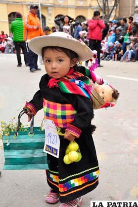 Samanta Ocaña como vendedora de limones de Norte Potosí