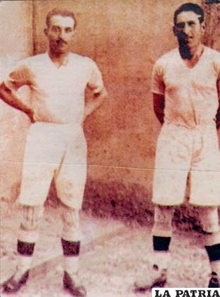 Guillermo Luzio (padre de Juan Luzio) junto a Pereira, ambos jugadores del Oruro Royal Club, el más antiguo del país, fundado el 26 de mayo de 1896 (foto de 1917)