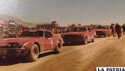 El Corvette de Juan Luzio, el Mustang Cobra de Dieter Hubner, y el Mustang Shelby de William Bendeck, en el extinto circuito San Cristóbal de la ciudad de Oruro en el año 1968