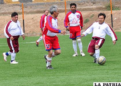 La acción del compromiso que disputaron Universidad y 
Deportivo Remicol