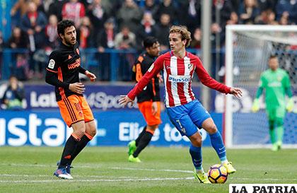 Griezmann, del Atlético de Madrid, con el dominio del balón