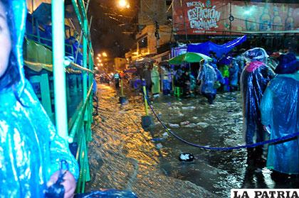 Las calles inundadas por la basura y la intensa lluvia debe ser otro aspecto a analizar /Archivo