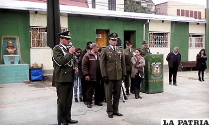 El coronel Cuba a momento de ceder el mando al coronel Rojas