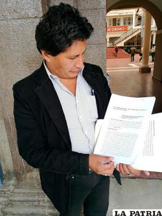 Pedro Challapa muestra el documento presentado por el ex delegado distrital de la Magistratura