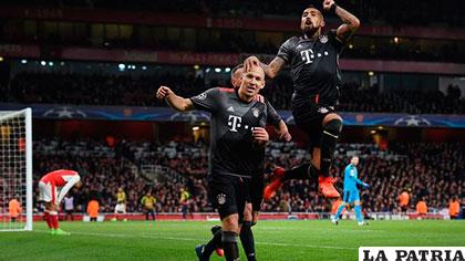 Vidal anotó dos goles para el triunfo de Bayern, celebra con Robben